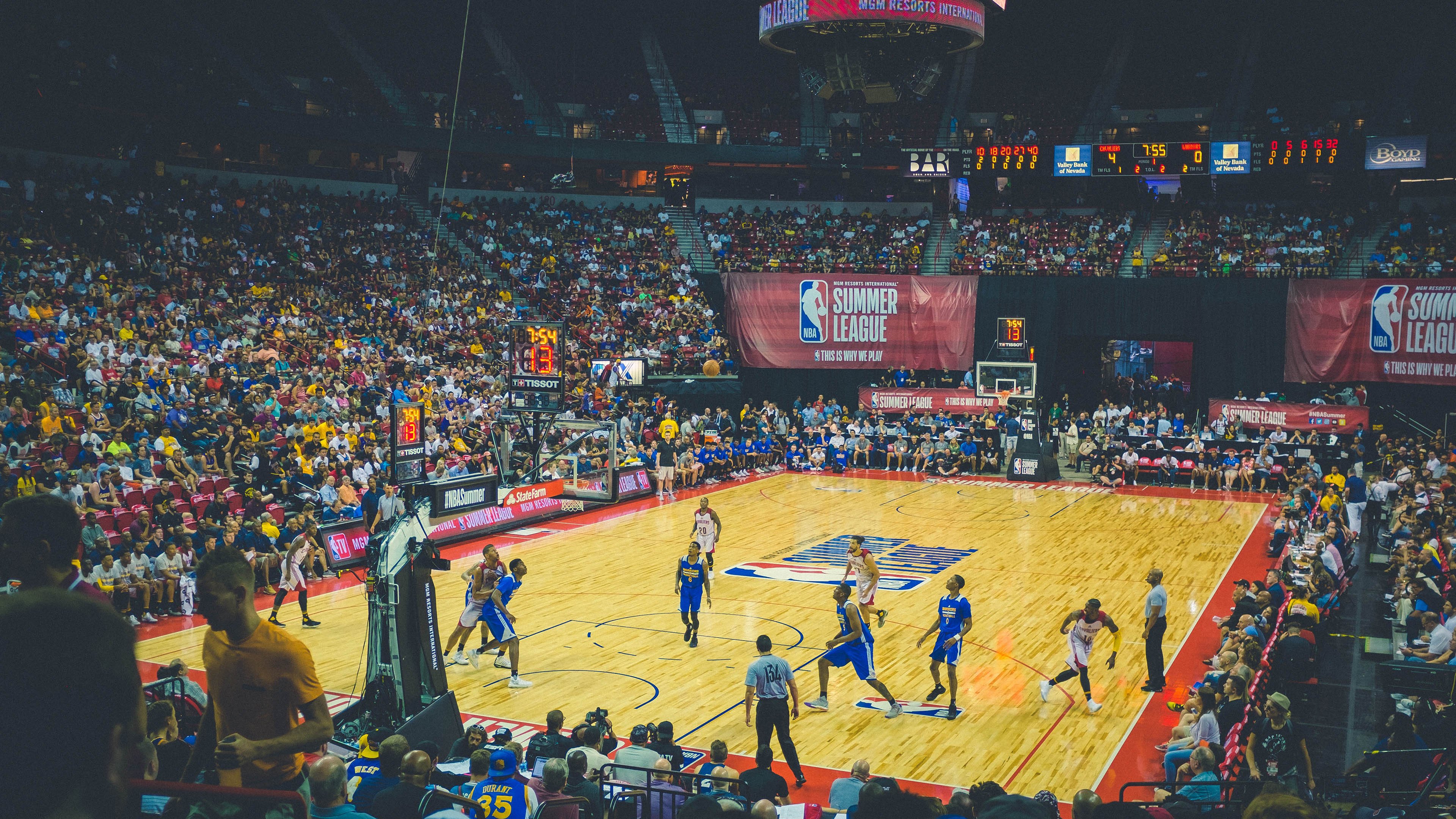 starsky sports直播-掘金训练课引入移动投影辅助跑位判断